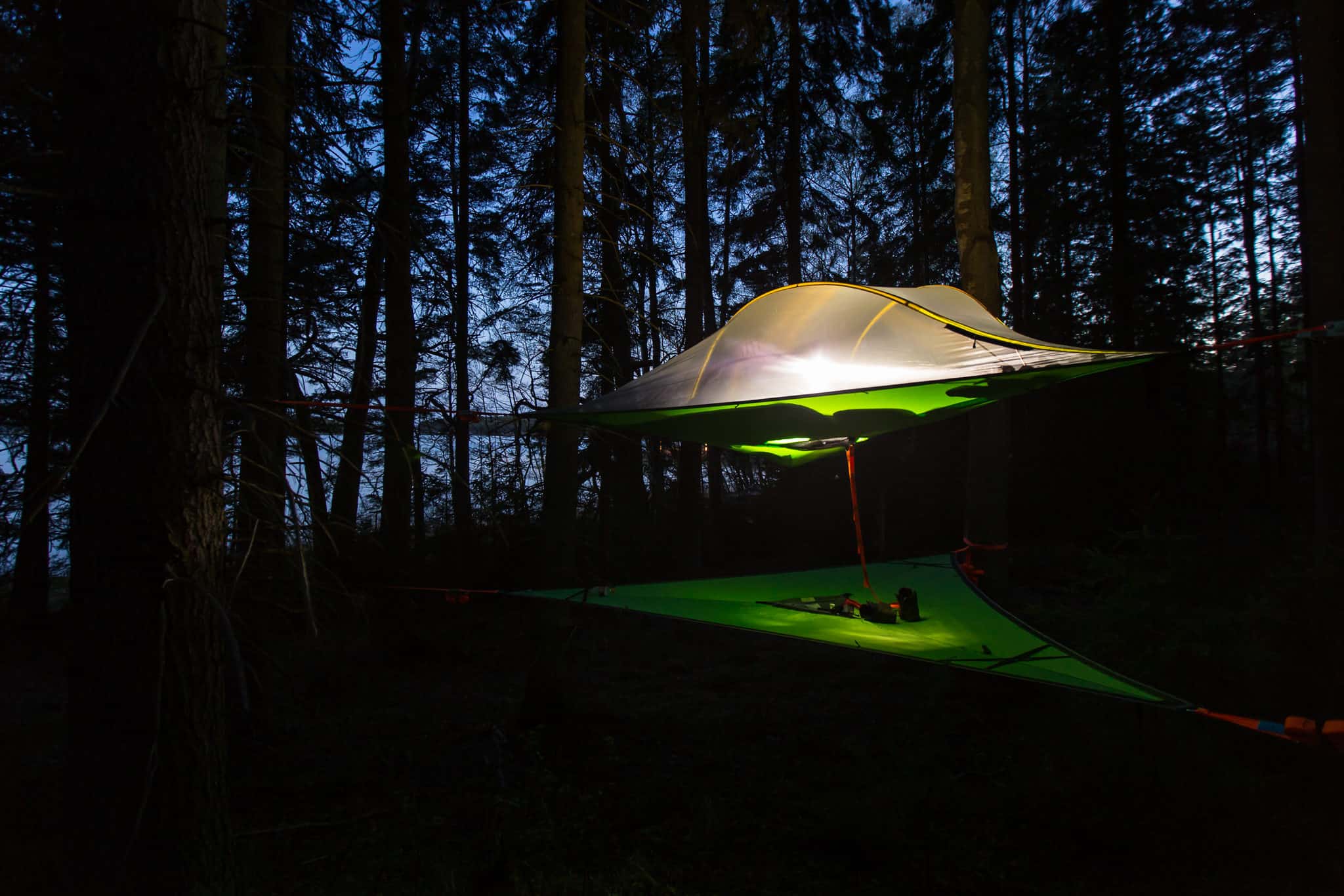 Kuvassa Tentsile-teltta ja alakerros puuhun kiinnitettyinä.