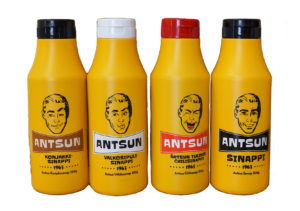 Neljä sinappipulloa vierekkäin. Jokaisessa pullossa miehellä erilainen ilme.