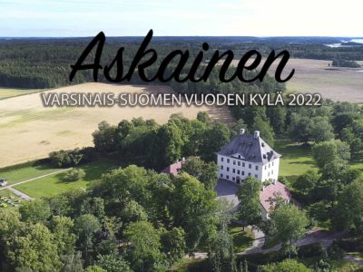 Ilmakuva Louhisaaren kartanolinnasta ja päällä teksti: Askainen, Varsinais-Suomen vuoden kylä 2022.