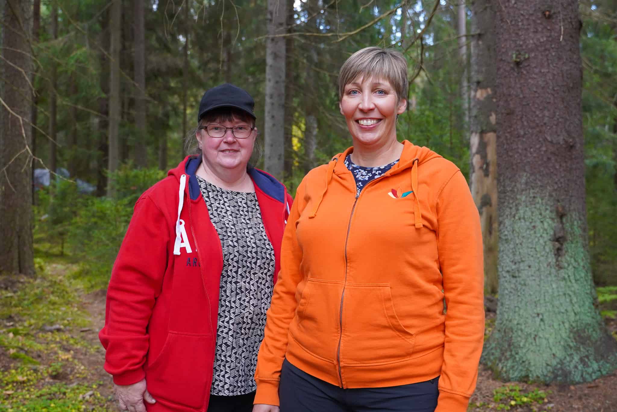Vasemmalla Mari punaisessa takissa ja oikealla Terhi oranssissa takissa.