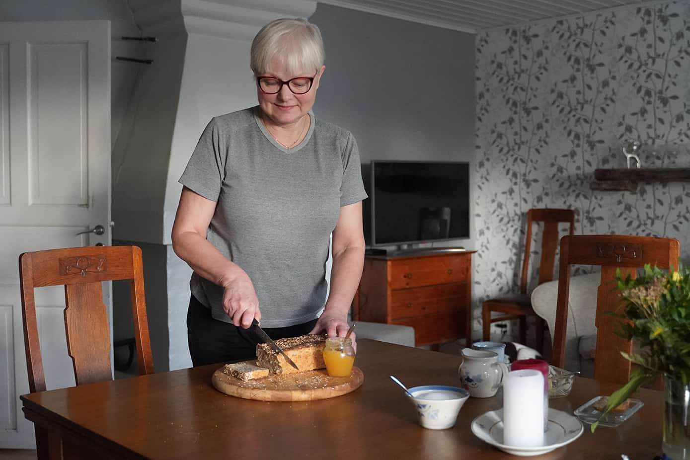 Eija Lamsijärvi leikkaa leipää.