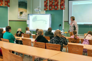 Minna Lukkala luennoi ötököistä lapsille.