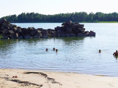 Ihmisiä uimassa Helsinginrannalla.