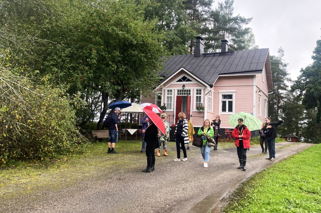Ihmisiä Kiskon kylässä Salossa sateisena kesäpäivänä.