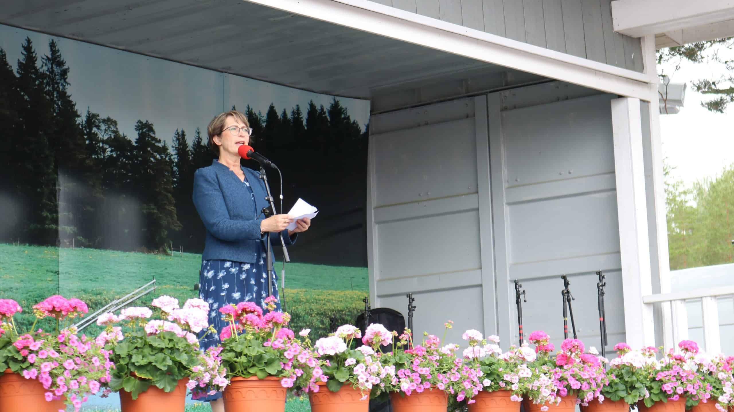 Ministeri Sari Essayah avasi OKRA Maatalousnäyttelyn