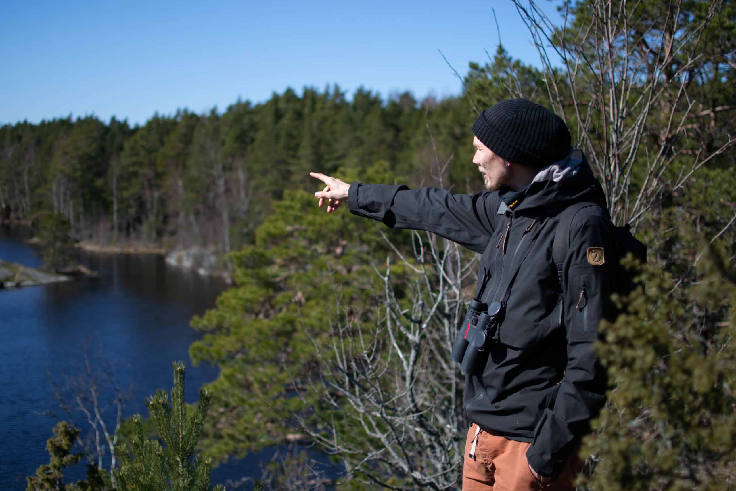 Ville Laitinen osoittaa Pienelle Masuunijärvelle päin.