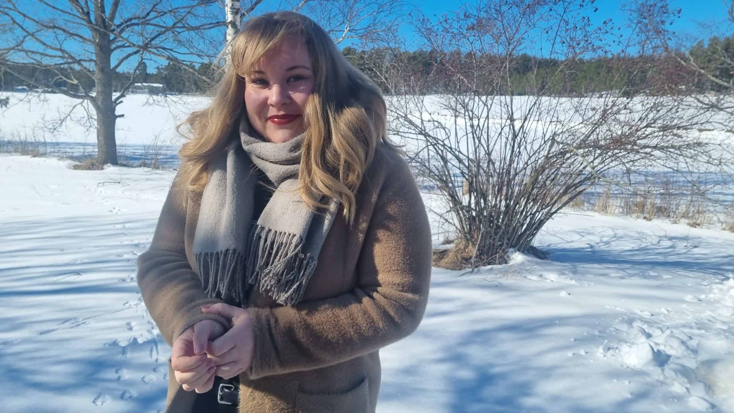 Viestintäkoordinaattori Liisa Kallio talvisessa maisemassa.