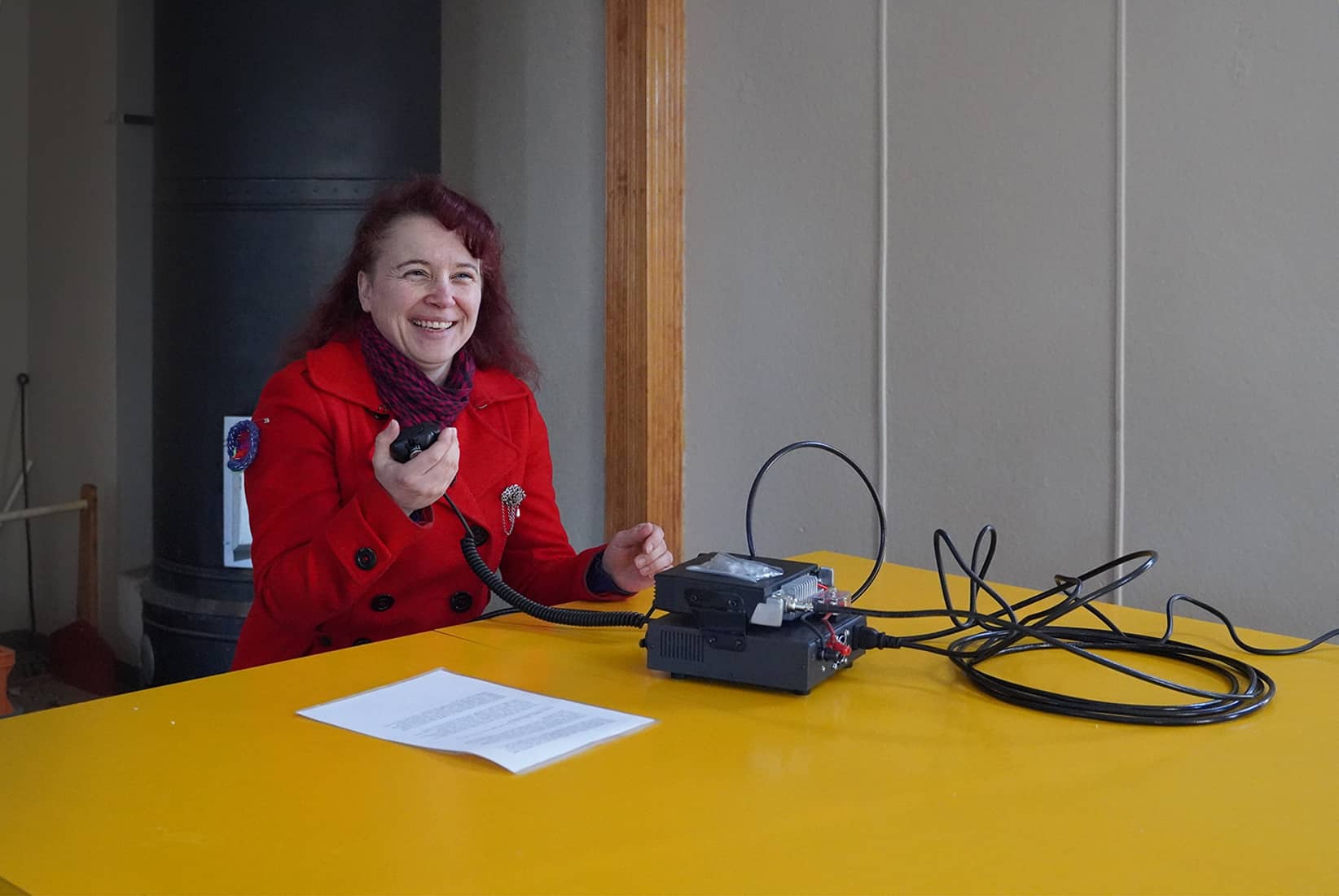 Eija-Sinikka Aho testaamassa radiopuhelinta.