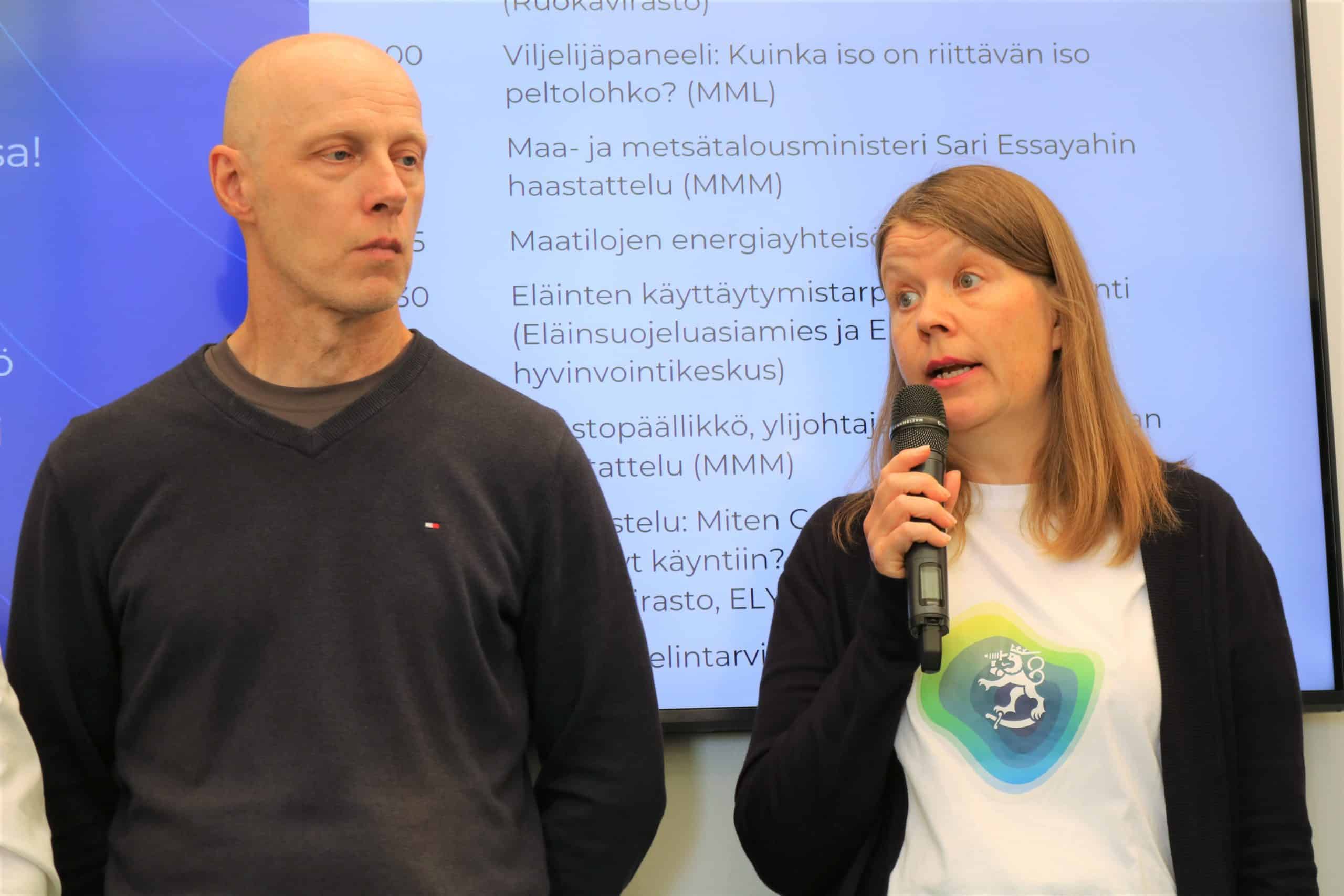 Markku Paija ja Sanna Koivumäki messulavalla.