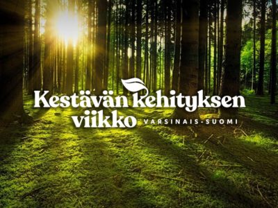 Metsä, jossa aurinko pilkottaa puiden takaa ja kuva päällä teksti: Kestävän kehityksen viikko, Varsinais-Suomi.