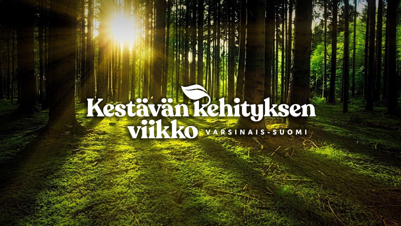 Metsä, jossa aurinko pilkottaa puiden takaa ja kuva päällä teksti: Kestävän kehityksen viikko, Varsinais-Suomi.