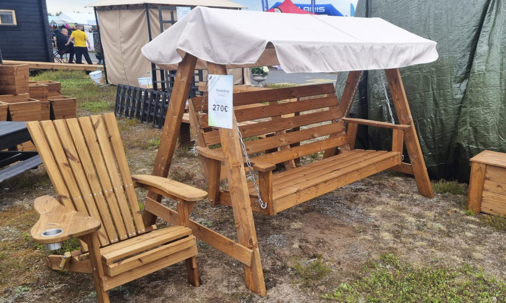 Puusta valmistettu pihakeinu ja tuoli maatalousnäyttely Okrassa.