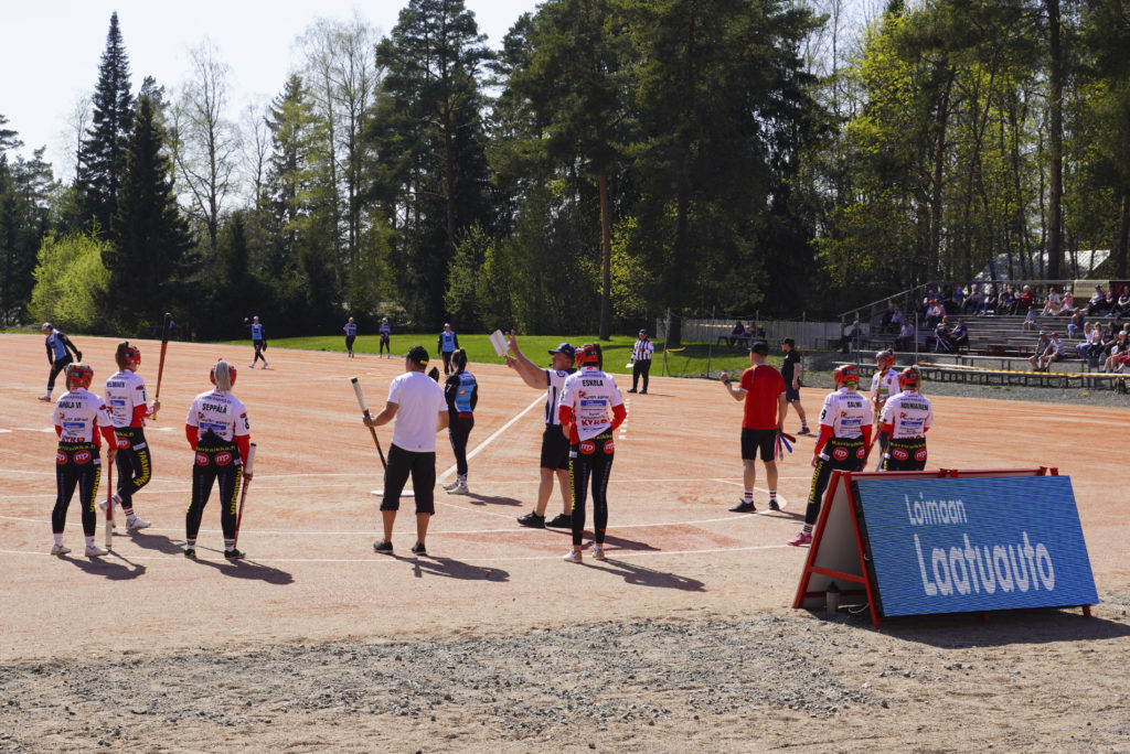 Pöytyän Urheilijat pelaa pesäpalloa sisävuorossa aurinkoisessa säässä Kajaanin Pallokerhoa vastaan.
